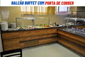 Balcão buffet com porta de correr versátil, com bom gosto e praticidade.